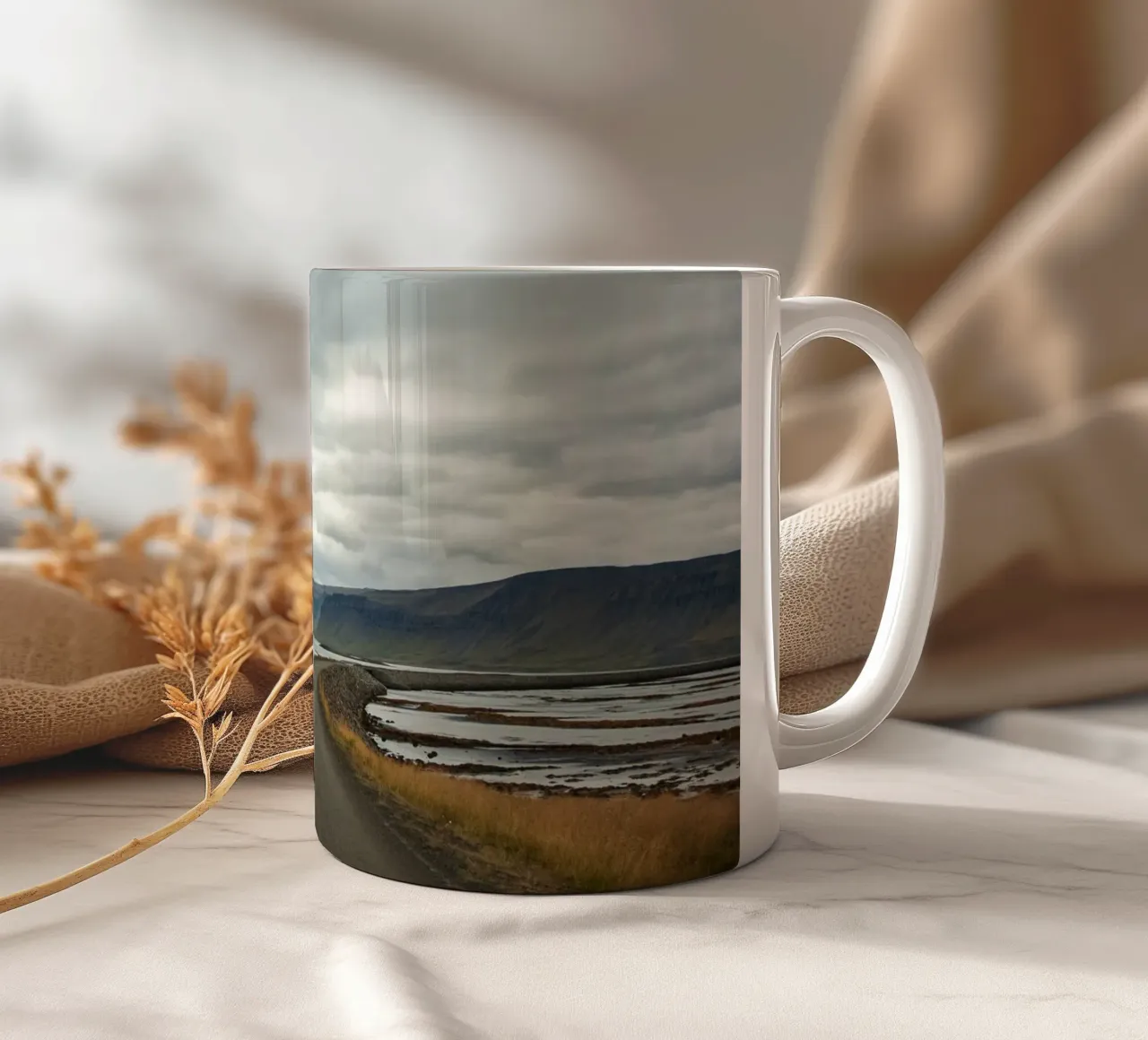 Avventura su una strada islandese deserta - Paesaggio panoramico tazza in ceramica da Ben & Clo creations