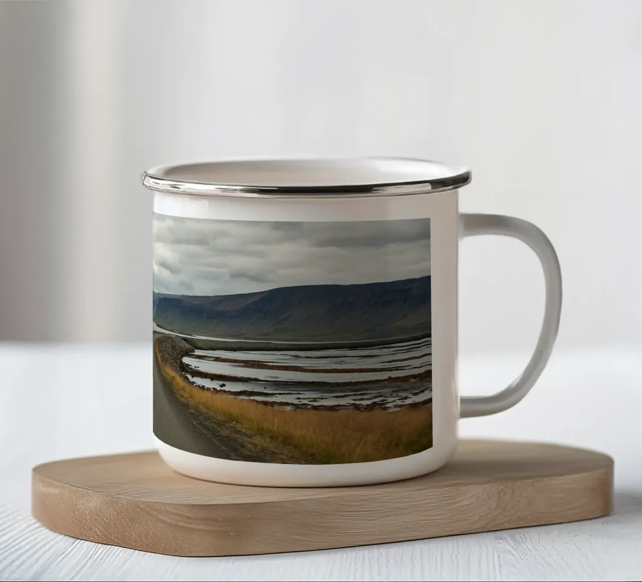 Avventura su una strada islandese deserta - Paesaggio panoramico tazza in smalto da Ben & Clo creations