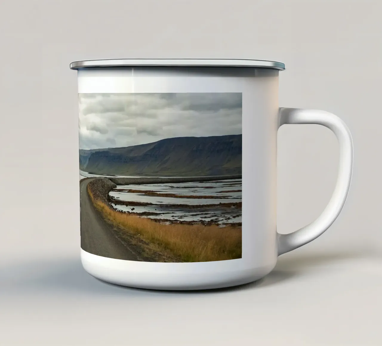 Avventura su una strada islandese deserta - Paesaggio panoramico tazza in smalto da Ben & Clo creations