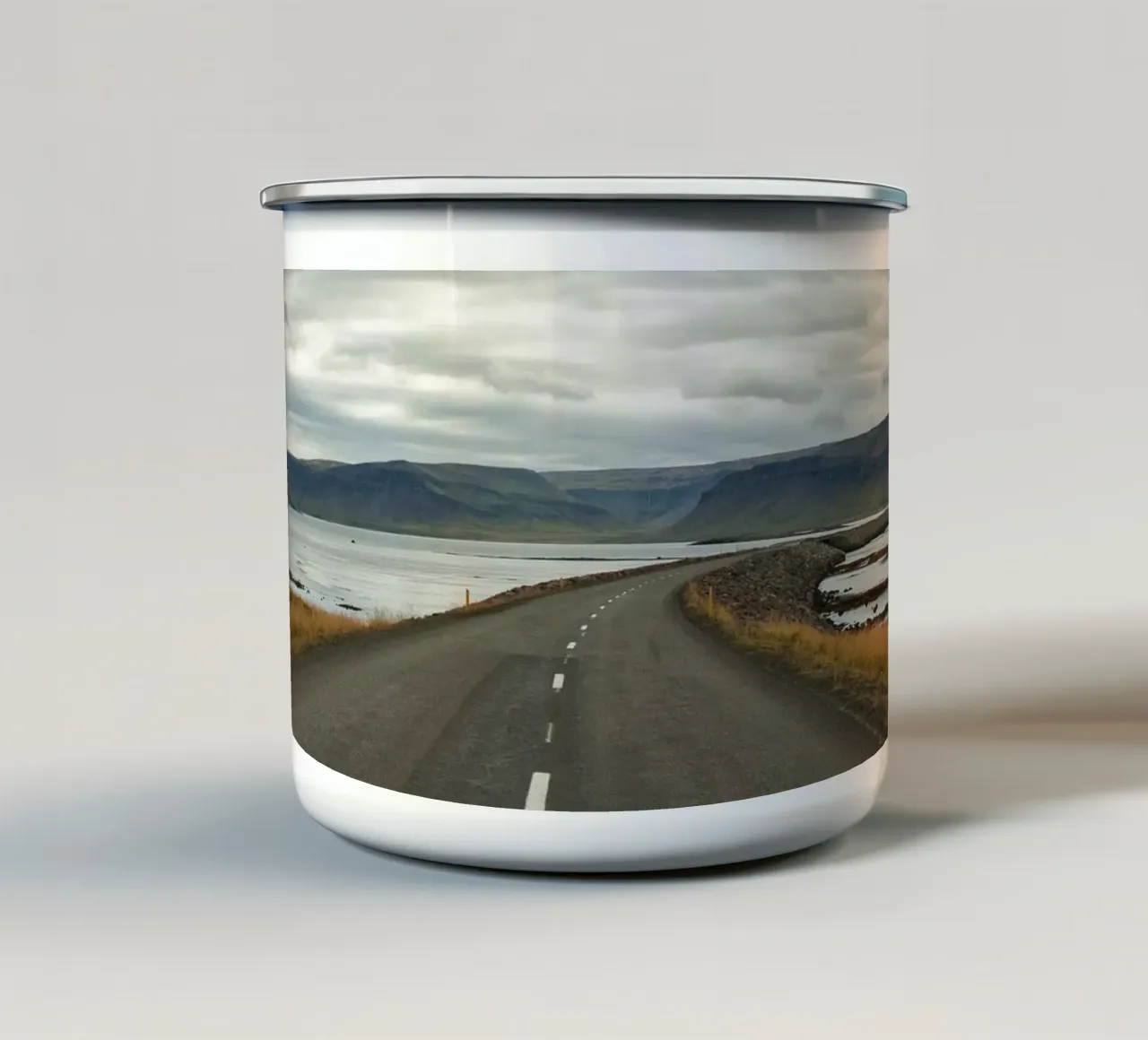Avventura su una strada islandese deserta - Paesaggio panoramico tazza in smalto da Ben & Clo creations