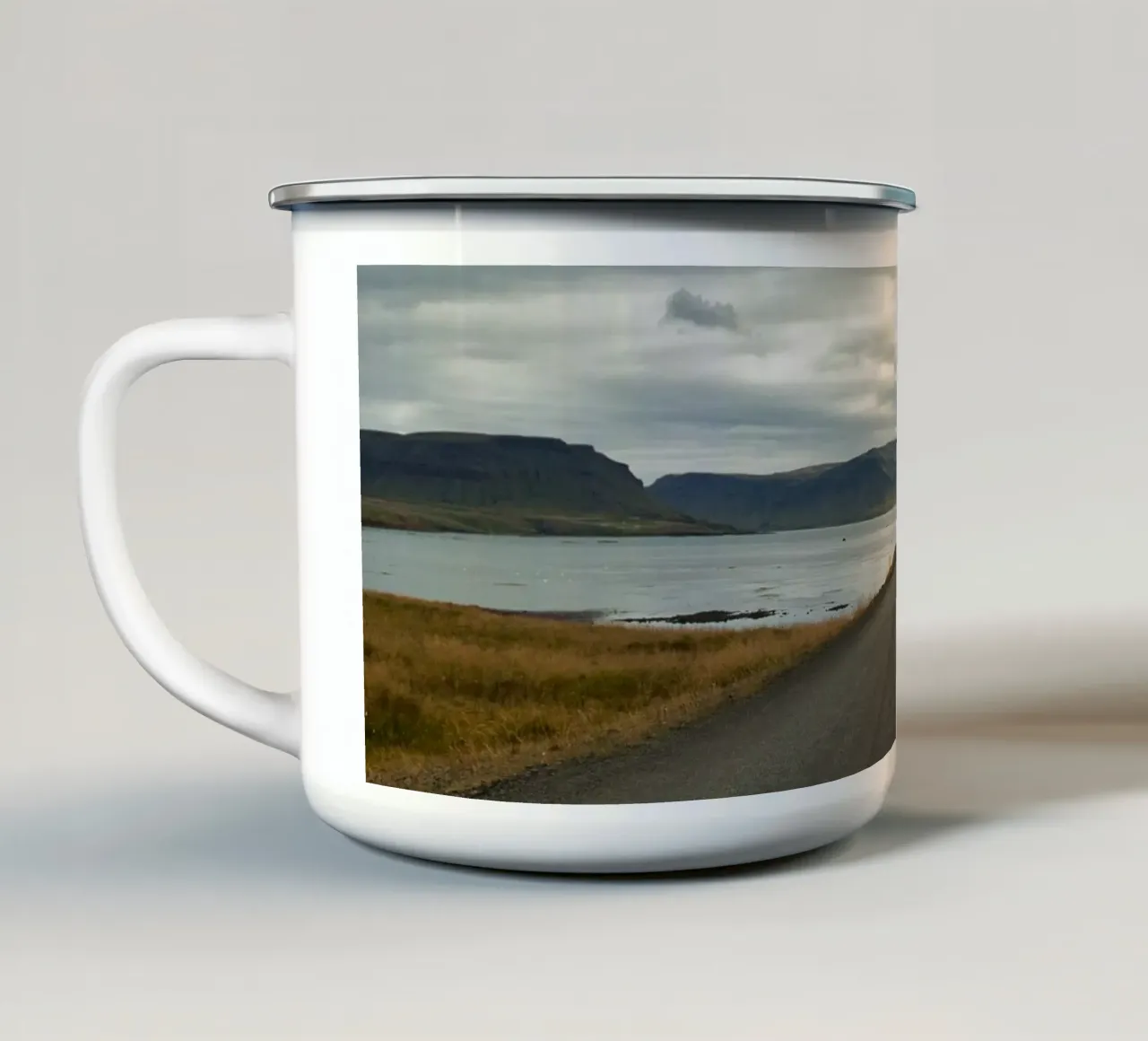 Avventura su una strada islandese deserta - Paesaggio panoramico tazza in smalto da Ben & Clo creations