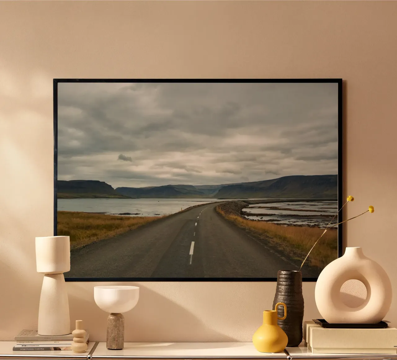 Avventura su una strada islandese deserta - Paesaggio panoramico poster con telaio in legno da Ben & Clo creations