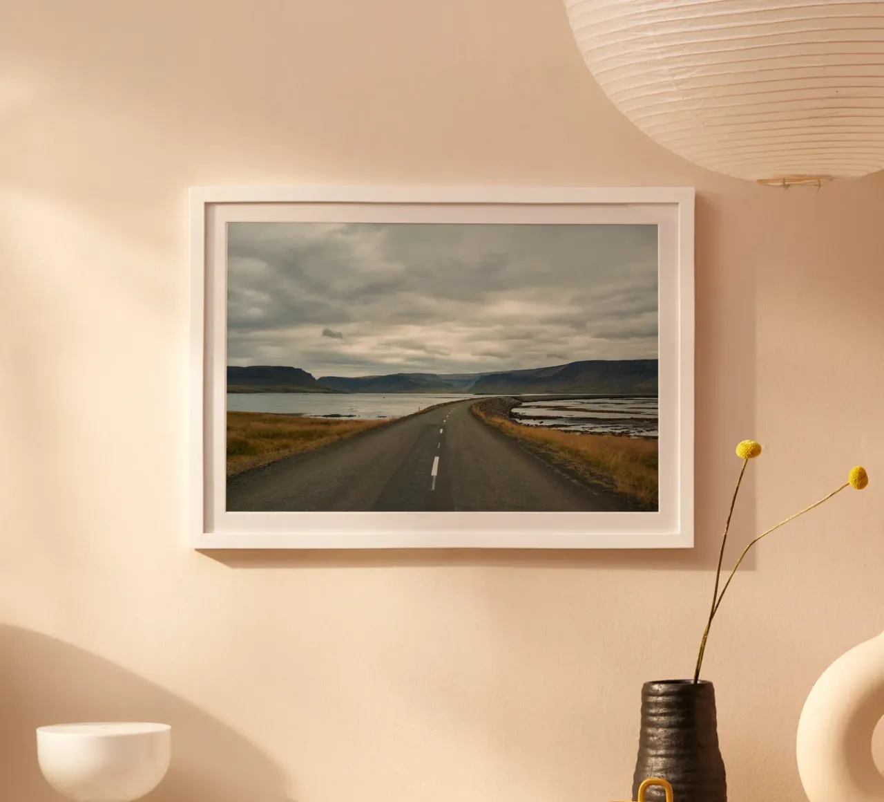 Avventura su una strada islandese deserta - Paesaggio panoramico poster con telaio in legno da Ben & Clo creations