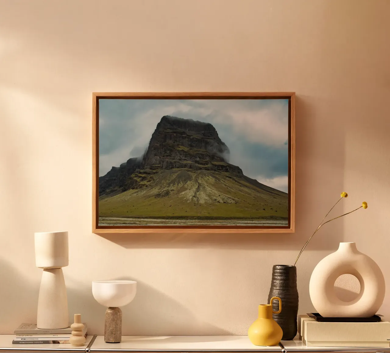 Majestueuze IJslandse berg - Adembenemend Scandinavisch landschap canvas met Baklijst van Ben & Clo creations