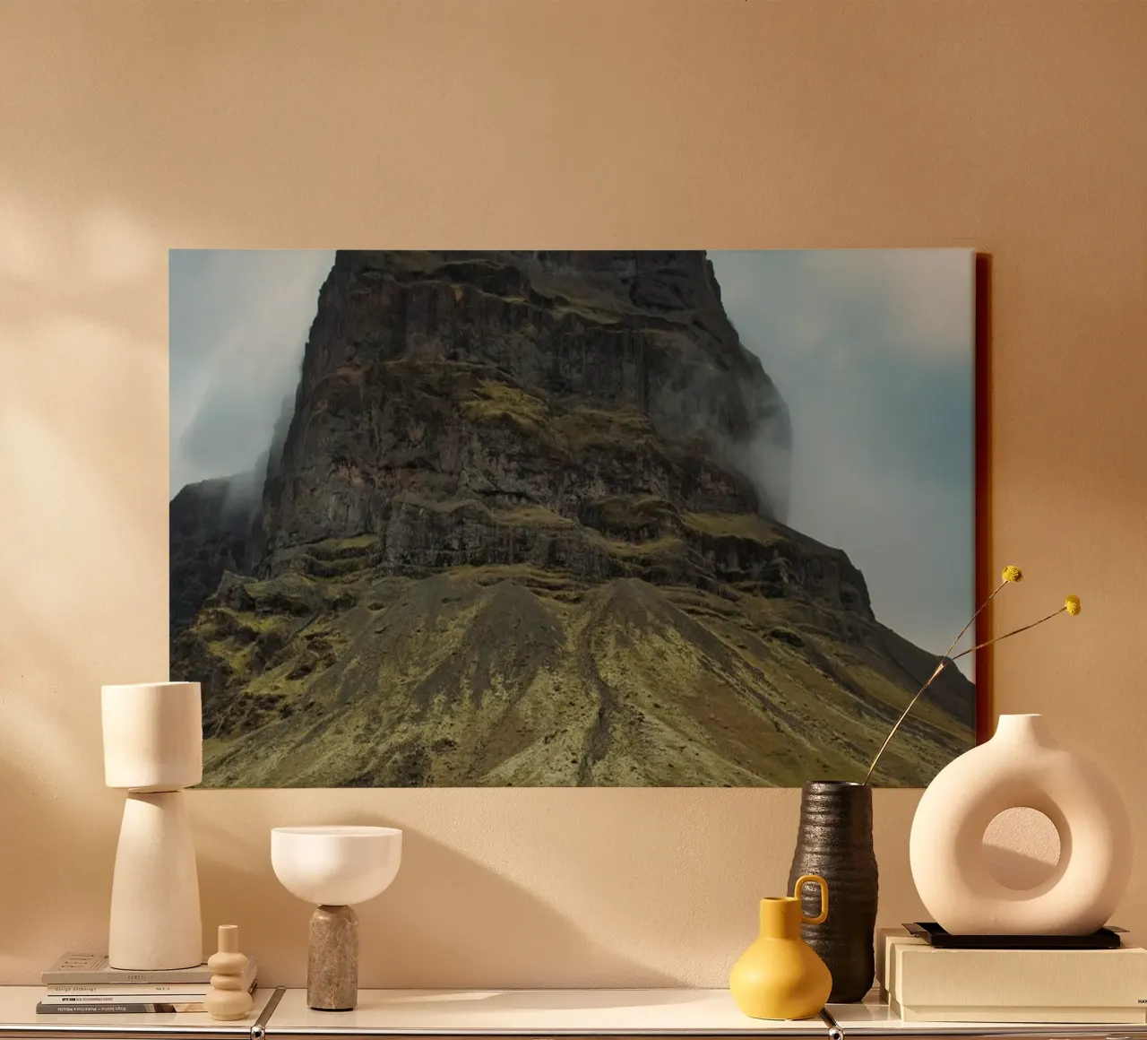 Majestueuze IJslandse berg - Adembenemend Scandinavisch landschap canvas met Baklijst van Ben & Clo creations