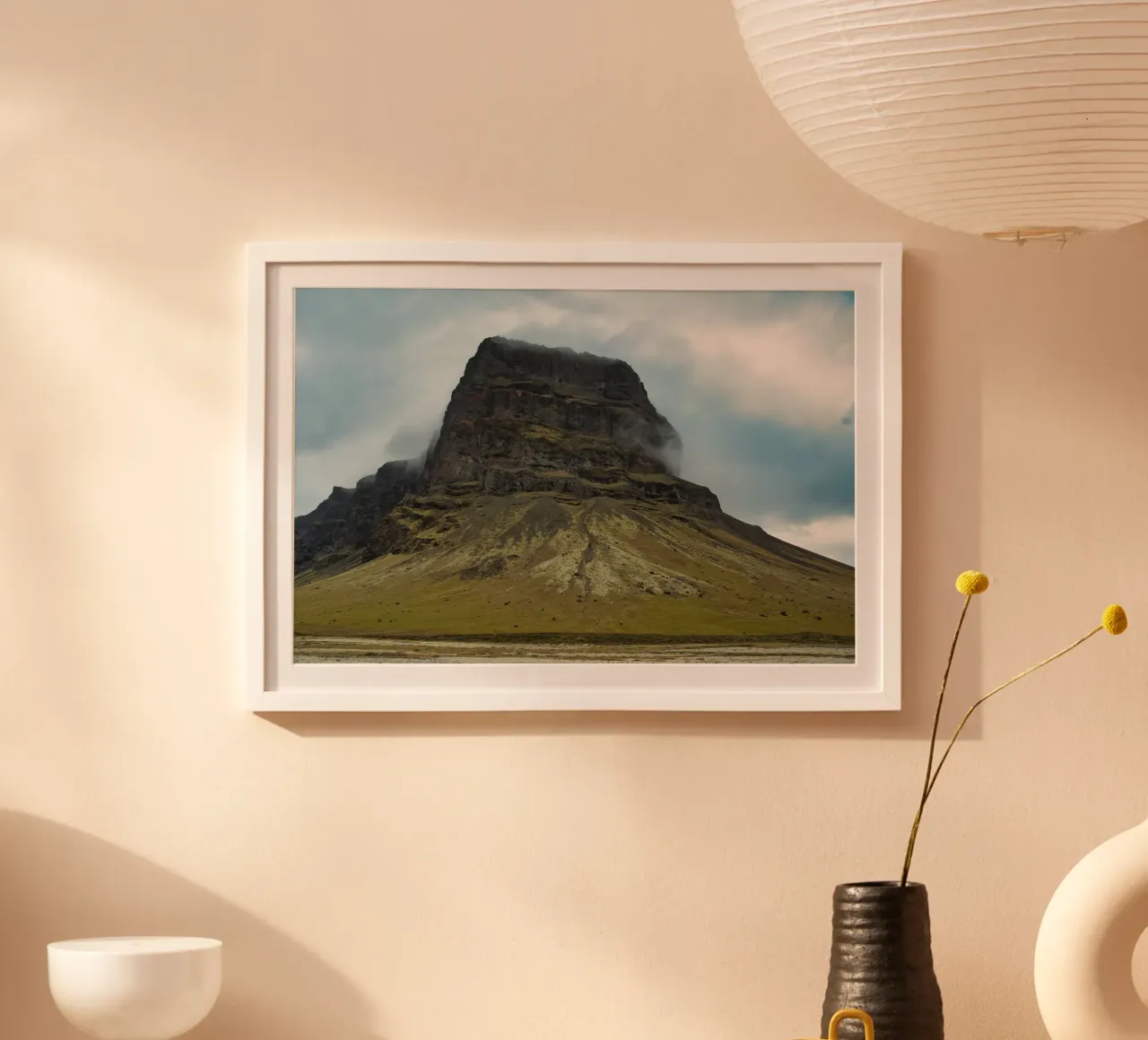 Majestueuze IJslandse berg - Adembenemend Scandinavisch landschap poster met aluminium frame van Ben & Clo creations