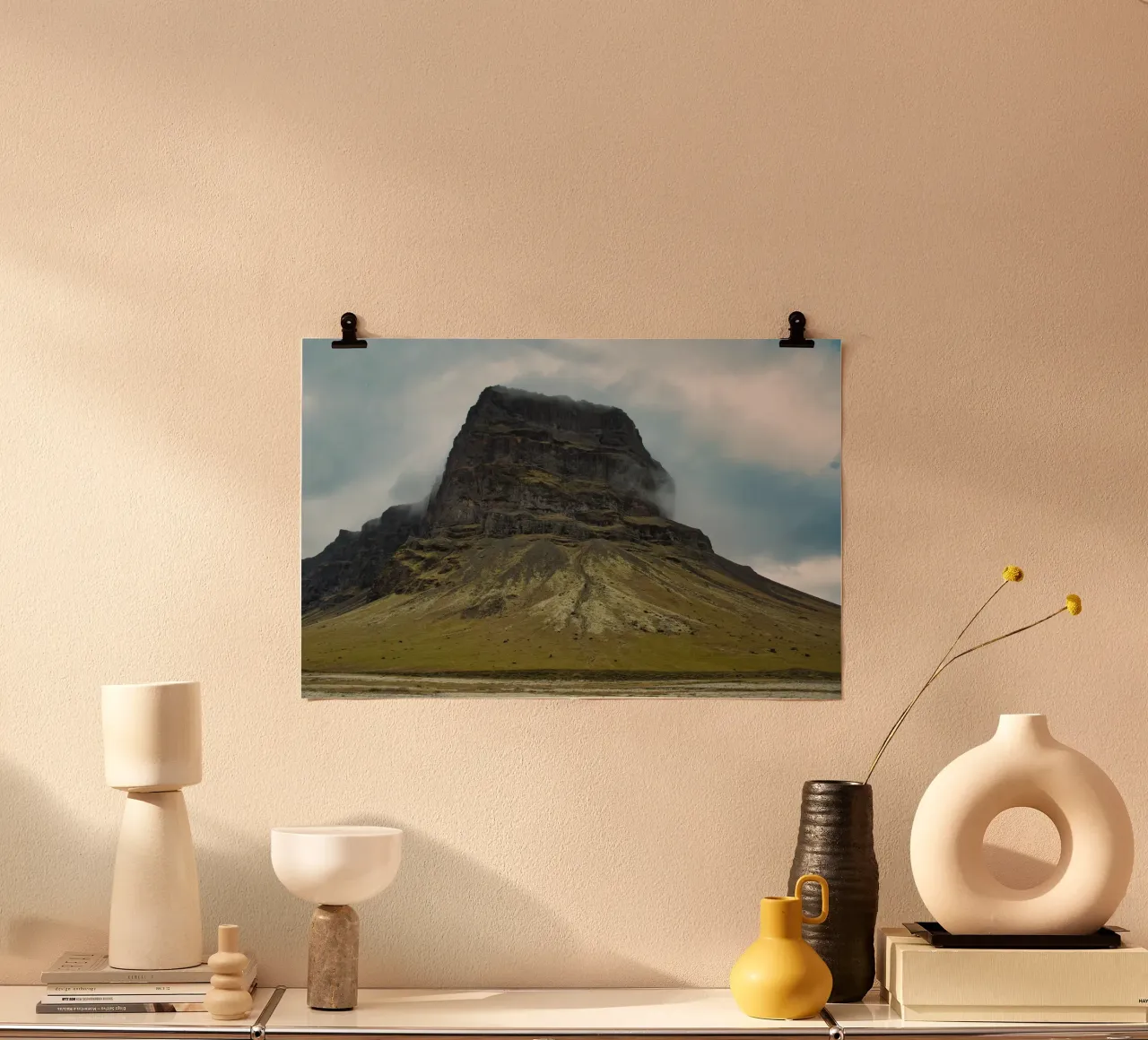 Majestueuze IJslandse berg - Adembenemend Scandinavisch landschap poster met aluminium frame van Ben & Clo creations