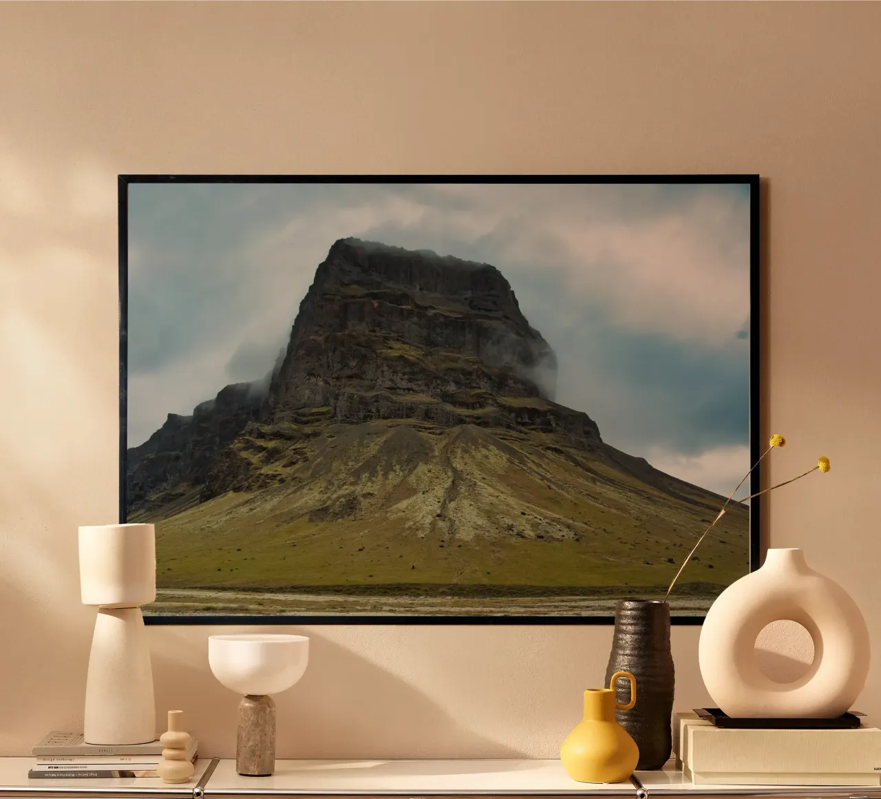 Majestueuze IJslandse berg - Adembenemend Scandinavisch landschap poster met aluminium frame van Ben & Clo creations