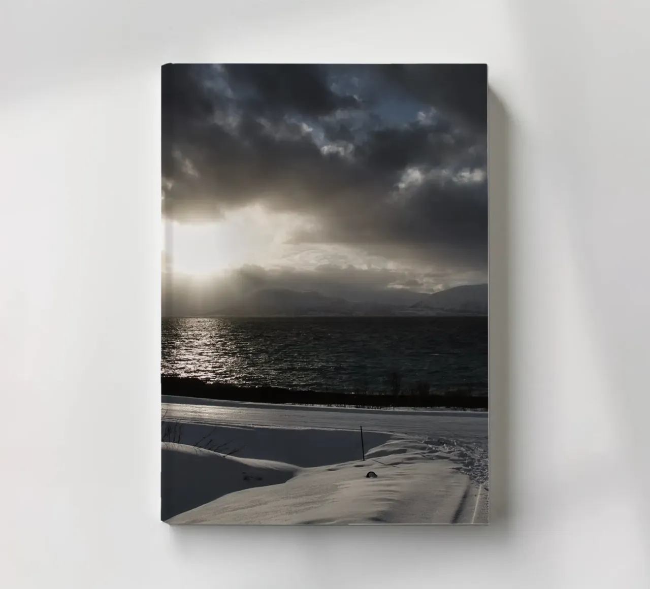 Norwegischer Fjord in der Abenddämmerung - Atemberaubende Landschaftsfotografie Notizbuch von Ben & Clo creations