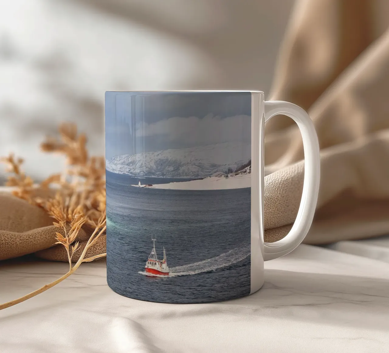 Paesaggio invernale di un fiordo norvegese - Serena bellezza innevata tazza in ceramica da Ben & Clo creations