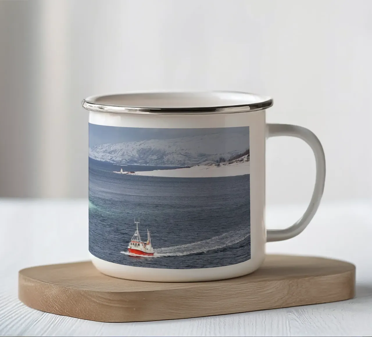 Paesaggio invernale di un fiordo norvegese - Serena bellezza innevata tazza in smalto da Ben & Clo creations