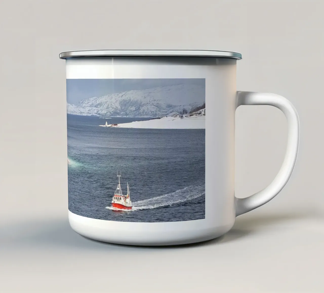 Paesaggio invernale di un fiordo norvegese - Serena bellezza innevata tazza in smalto da Ben & Clo creations