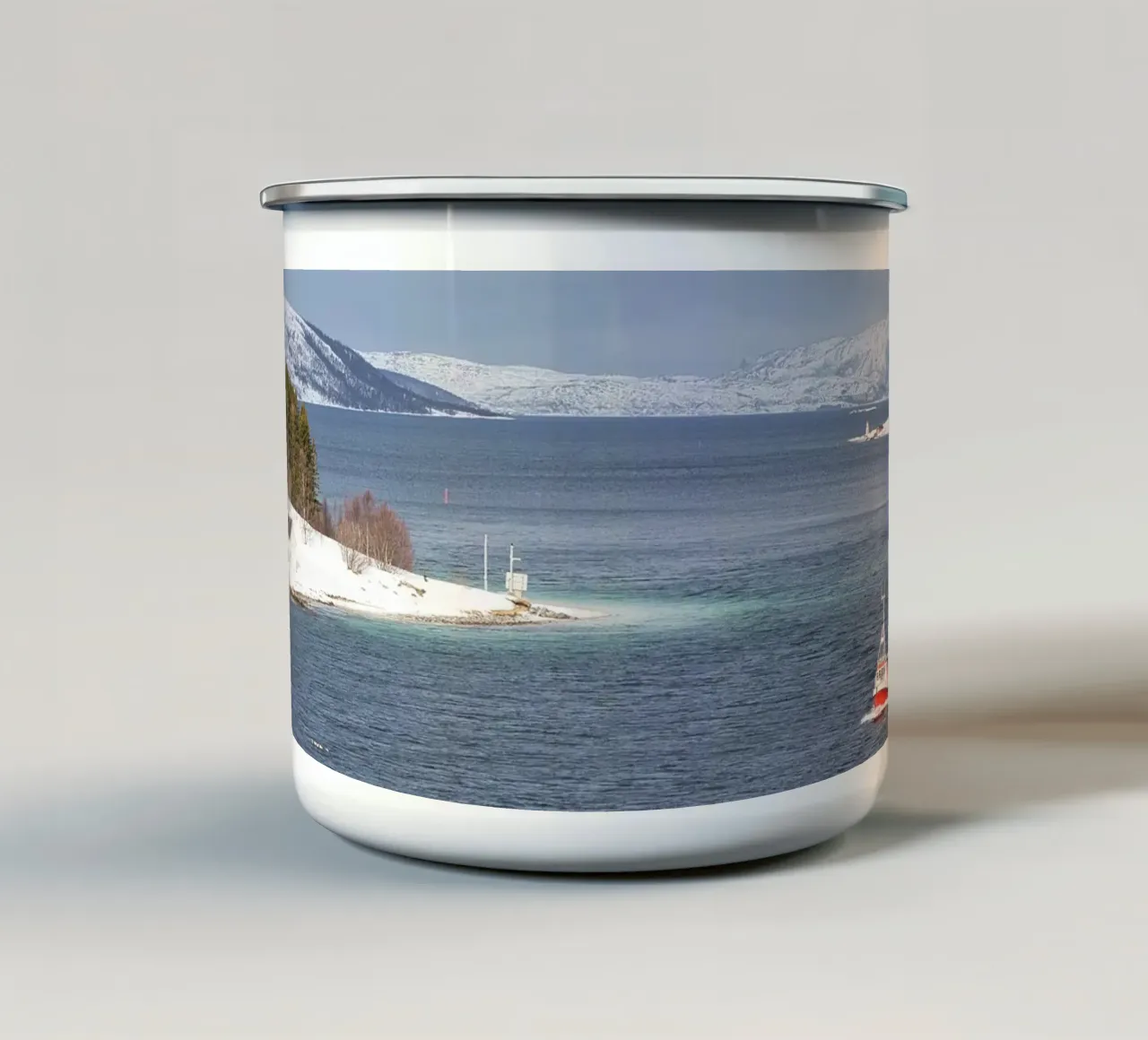 Paesaggio invernale di un fiordo norvegese - Serena bellezza innevata tazza in smalto da Ben & Clo creations