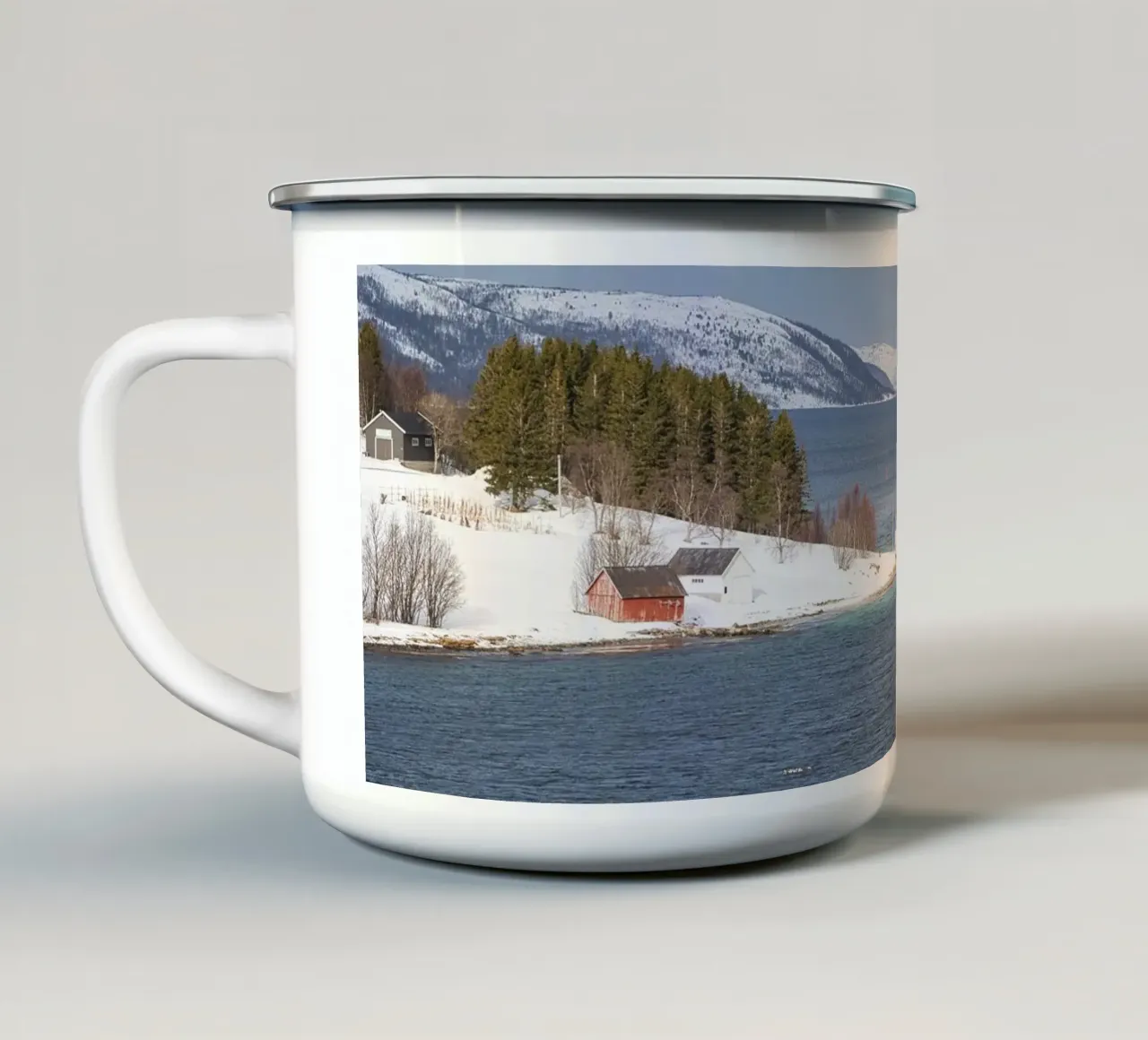 Paesaggio invernale di un fiordo norvegese - Serena bellezza innevata tazza in smalto da Ben & Clo creations