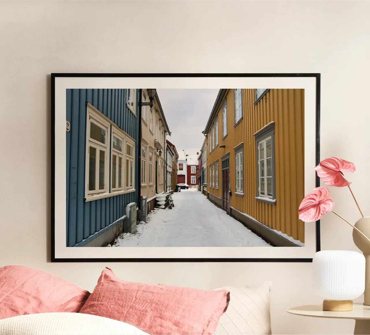 Trondheim in inverno: Vicolo colorato sotto la neve - Foto poster con telaio in plastica da Ben & Clo creations