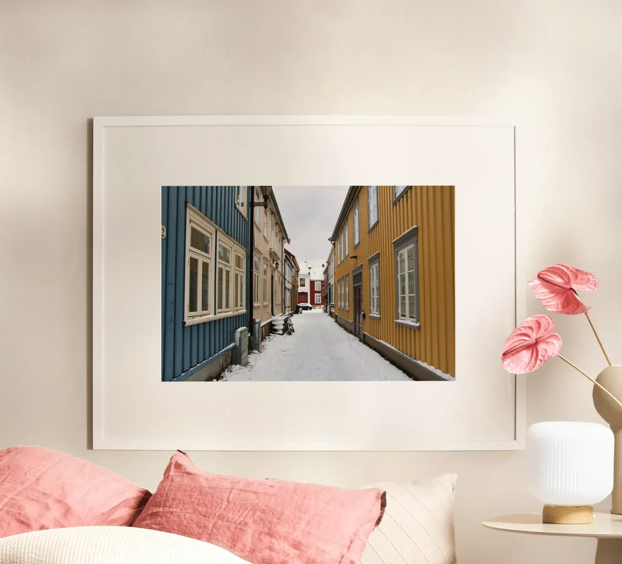 Trondheim in inverno: Vicolo colorato sotto la neve - Foto poster con telaio in plastica da Ben & Clo creations