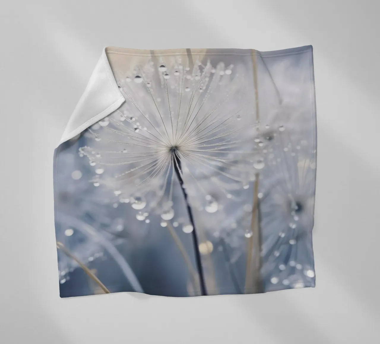 Drops On Dandelion coperta in pile da treechild