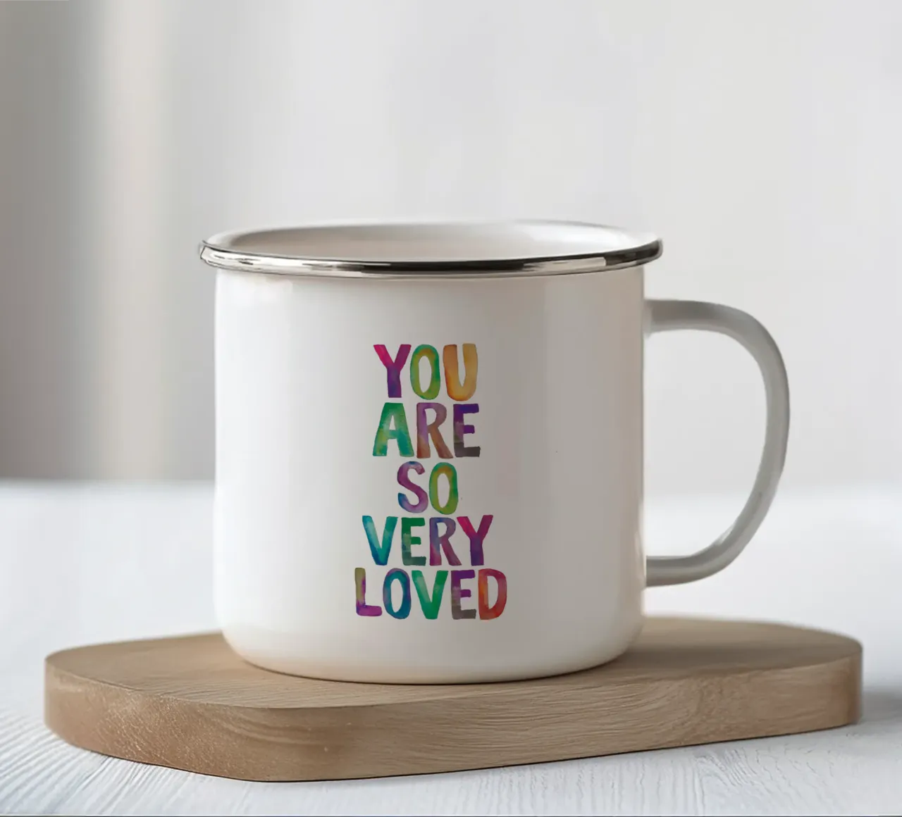 Sei molto amato, arcobaleno colorato Typografie Design tazza in smalto da THE MOTIVATED TYPE