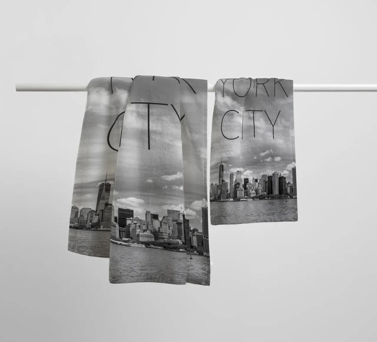 NYC Lower Manhattan e fiume Hudson | Testo e skyline asciugamano da bagno da Melanie Viola