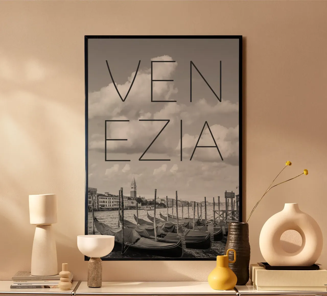VENEZIA Canal Grande e Torre del Marchese | Testo & Skyline poster con telaio in alluminio da Melanie Viola