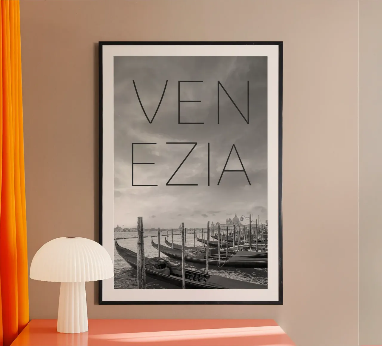 VENEZIA Gondole e Santa Maria della Salute | Testo & Skyline poster con telaio in legno da Melanie Viola