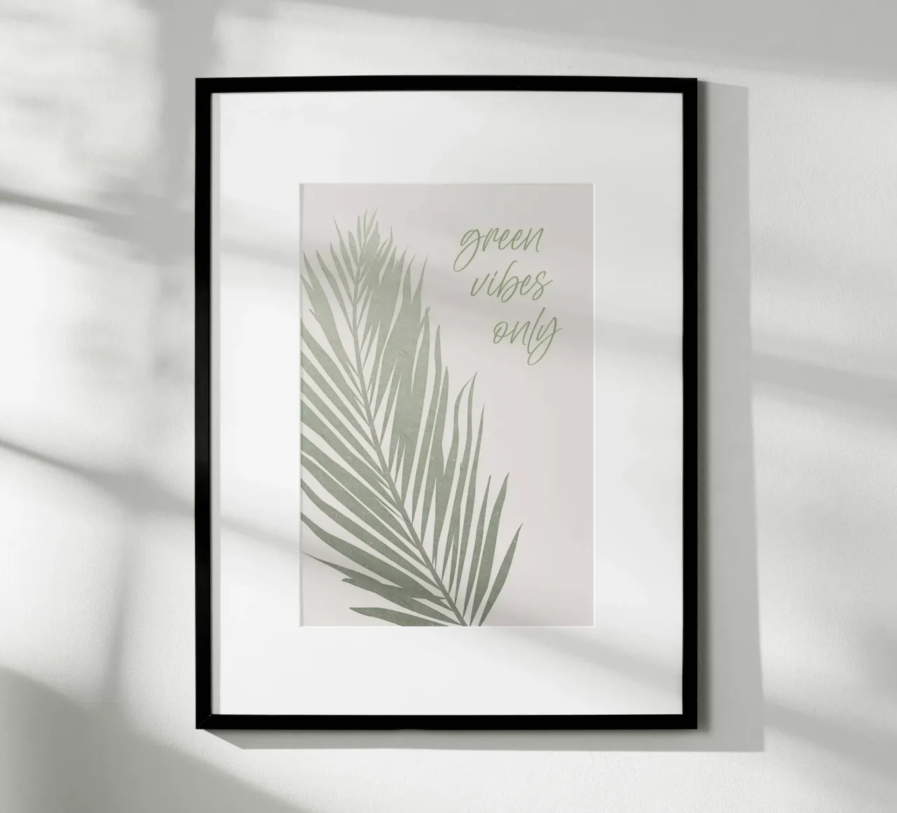 Solo vibrazioni verdi poster con telaio in legno da Melanie Viola