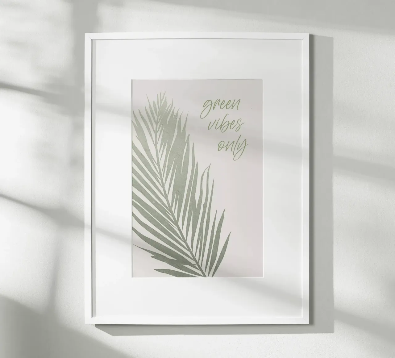Solo vibrazioni verdi poster con telaio in legno da Melanie Viola