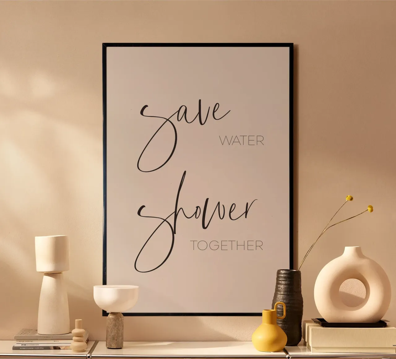 Risparmia acqua - docce insieme poster con telaio in legno da Melanie Viola