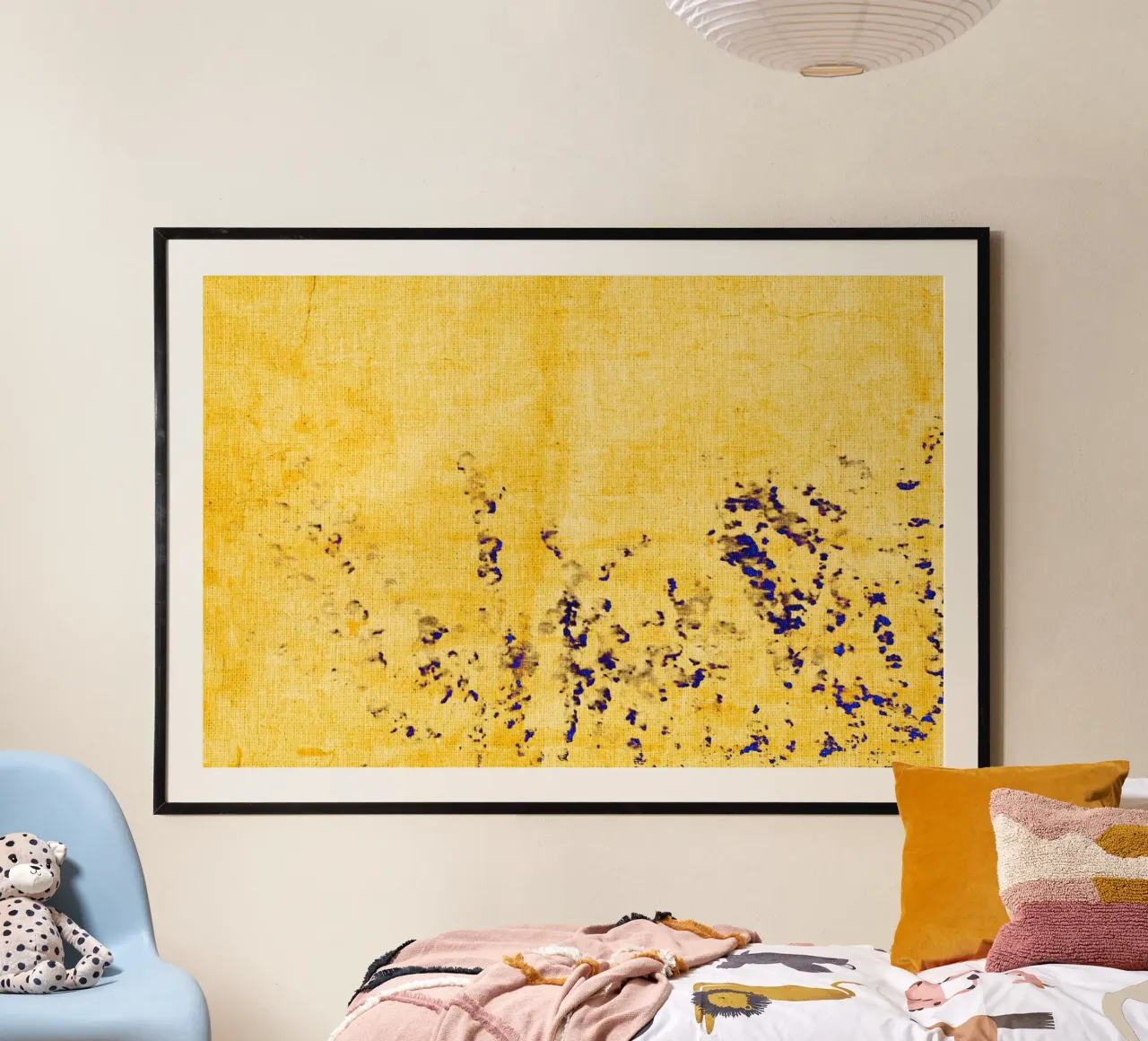 Fiori blu astratti poster con telaio in legno da Teresa André
