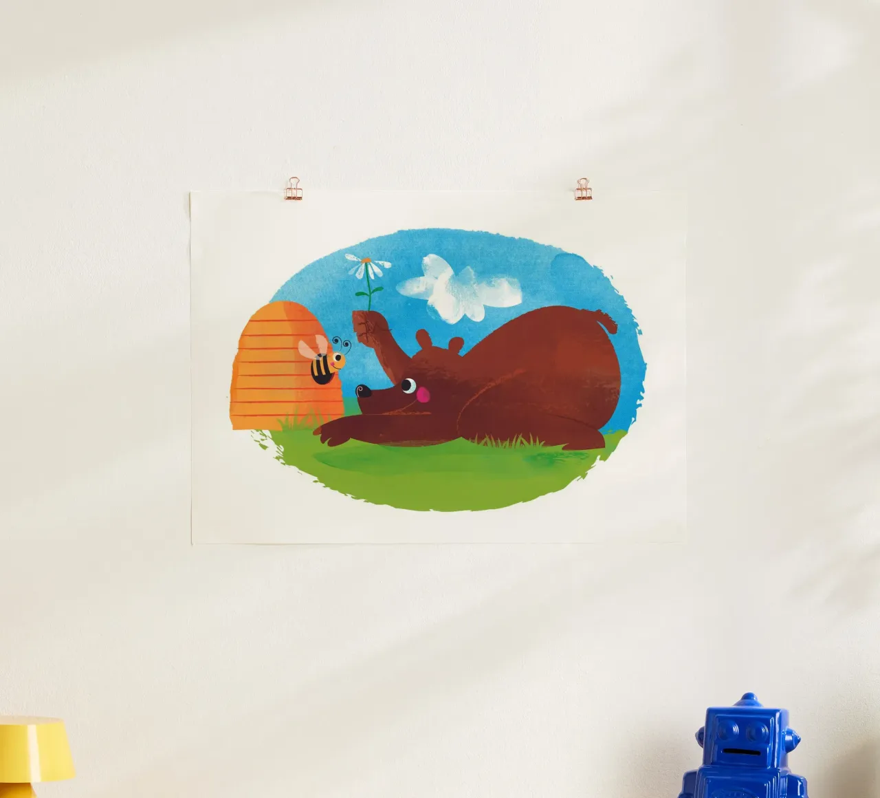 Orso e ape poster con telaio in alluminio da Looks n Brains