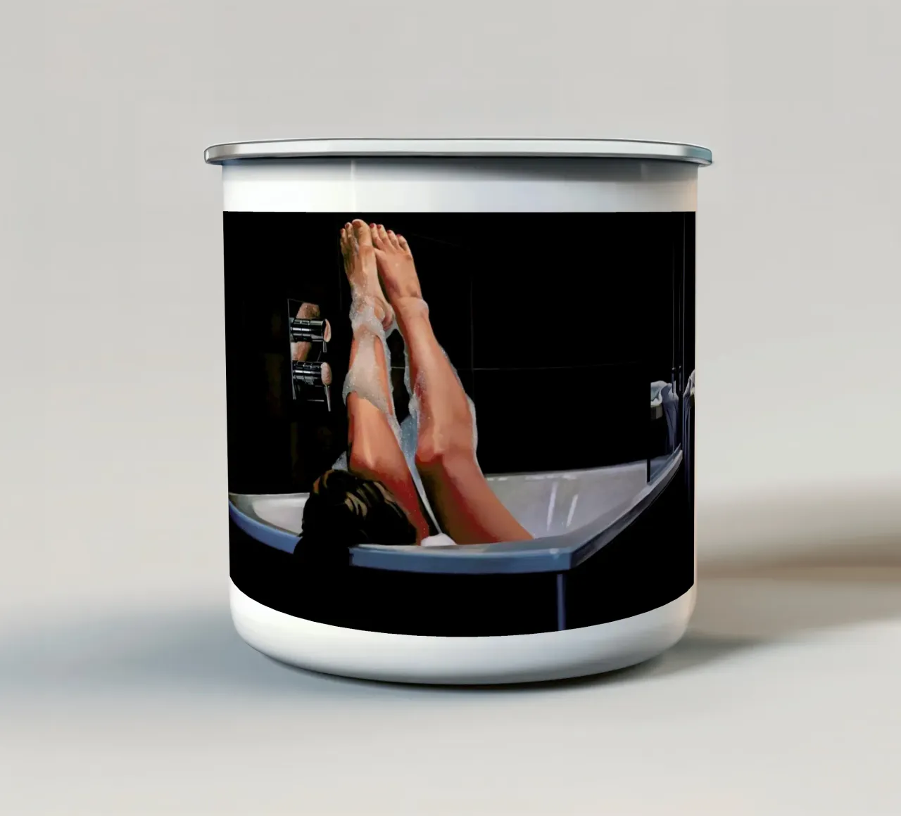 Dans Le Bain taza de esmalte de Jérôme Romain