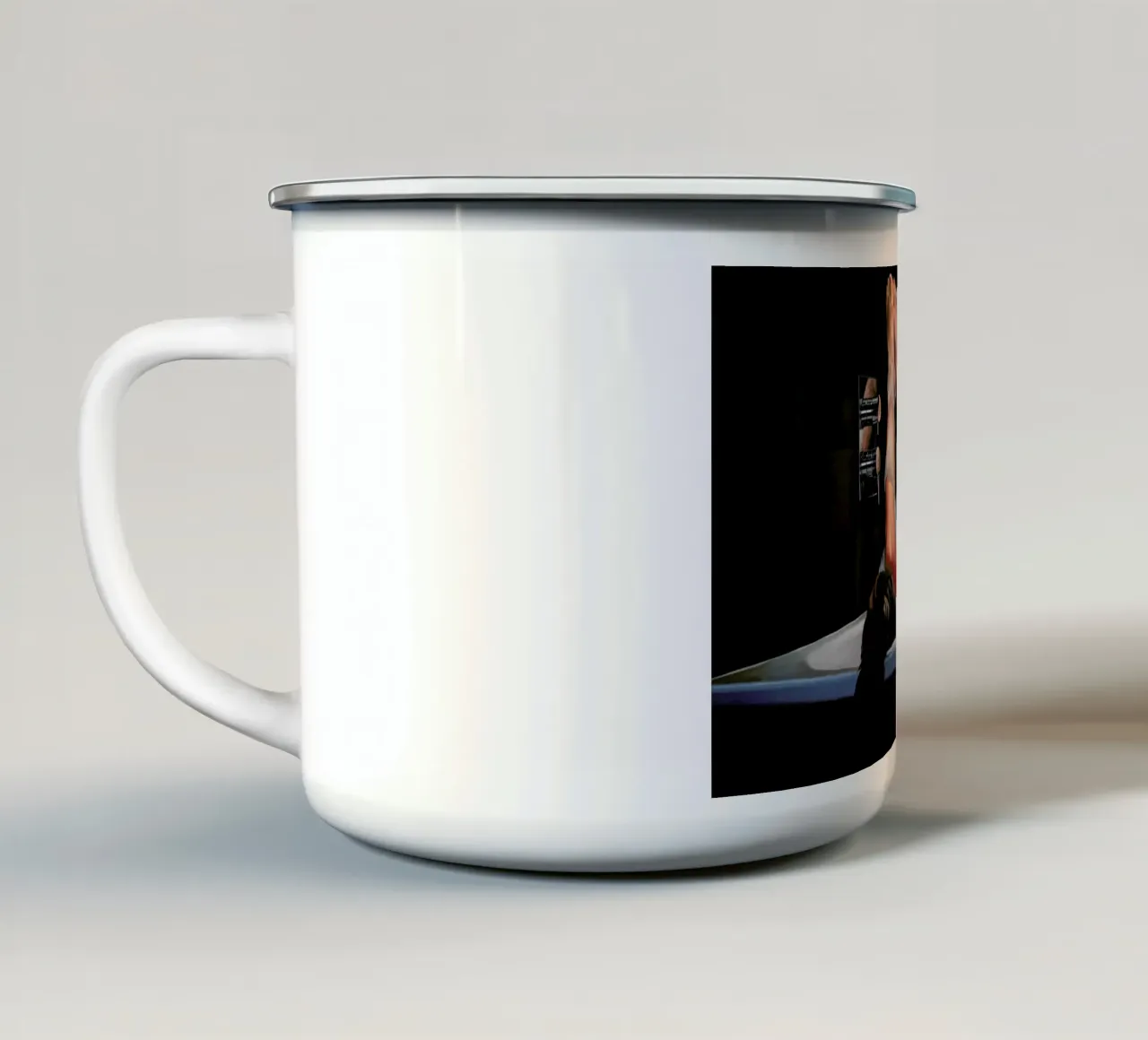 Dans Le Bain taza de esmalte de Jérôme Romain