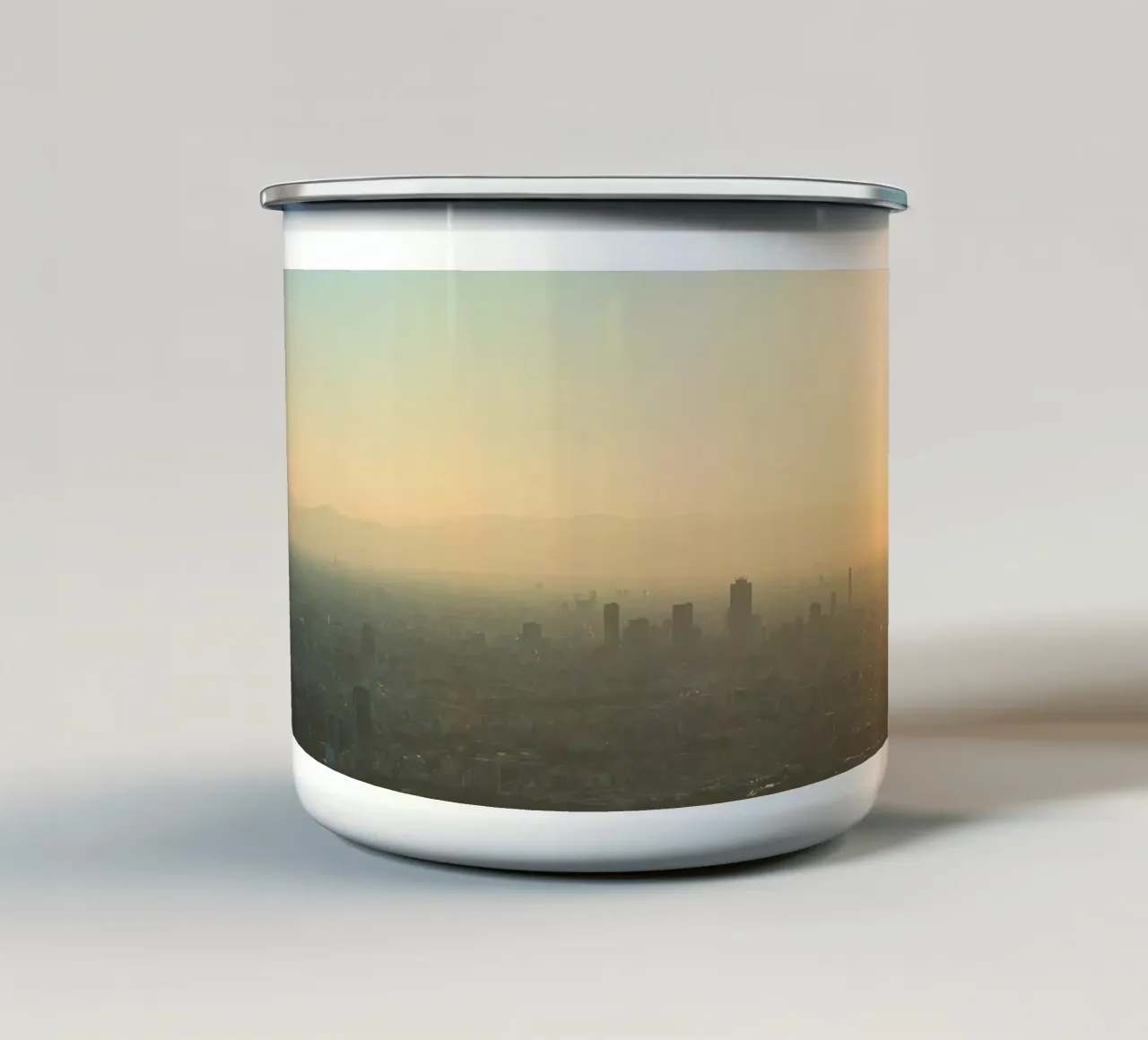 Lo skyline di Tokyo dalla Tokyo Tower - Una vista mozzafiato del paesaggio urbano tazza in smalto da Ben & Clo creations