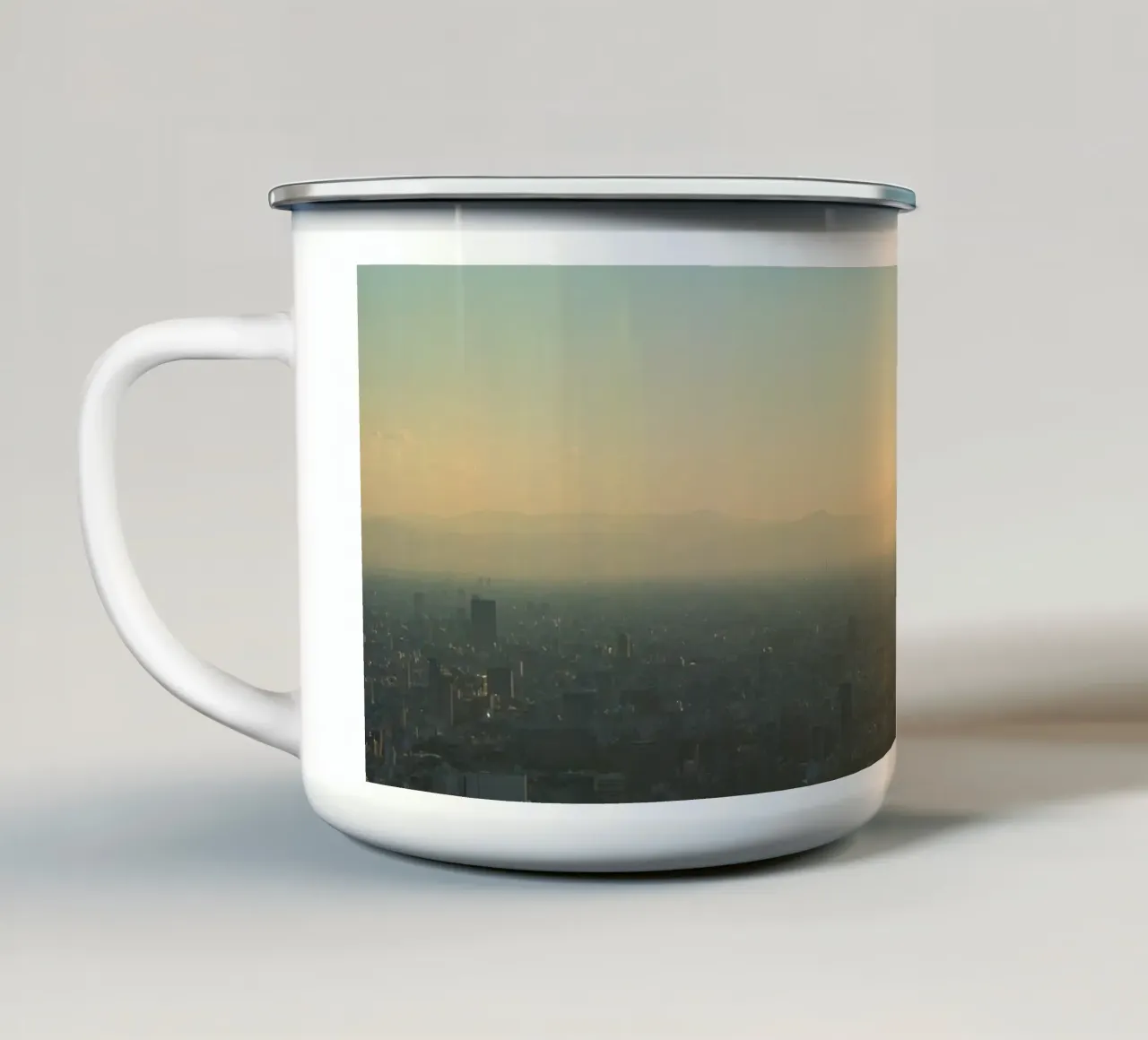 Lo skyline di Tokyo dalla Tokyo Tower - Una vista mozzafiato del paesaggio urbano tazza in smalto da Ben & Clo creations