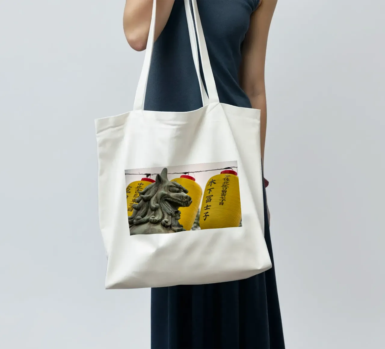 Traditioneel leeuwenstandbeeld en lantaarns in Hiroshima Tempel jute draagtas van Ben & Clo creations