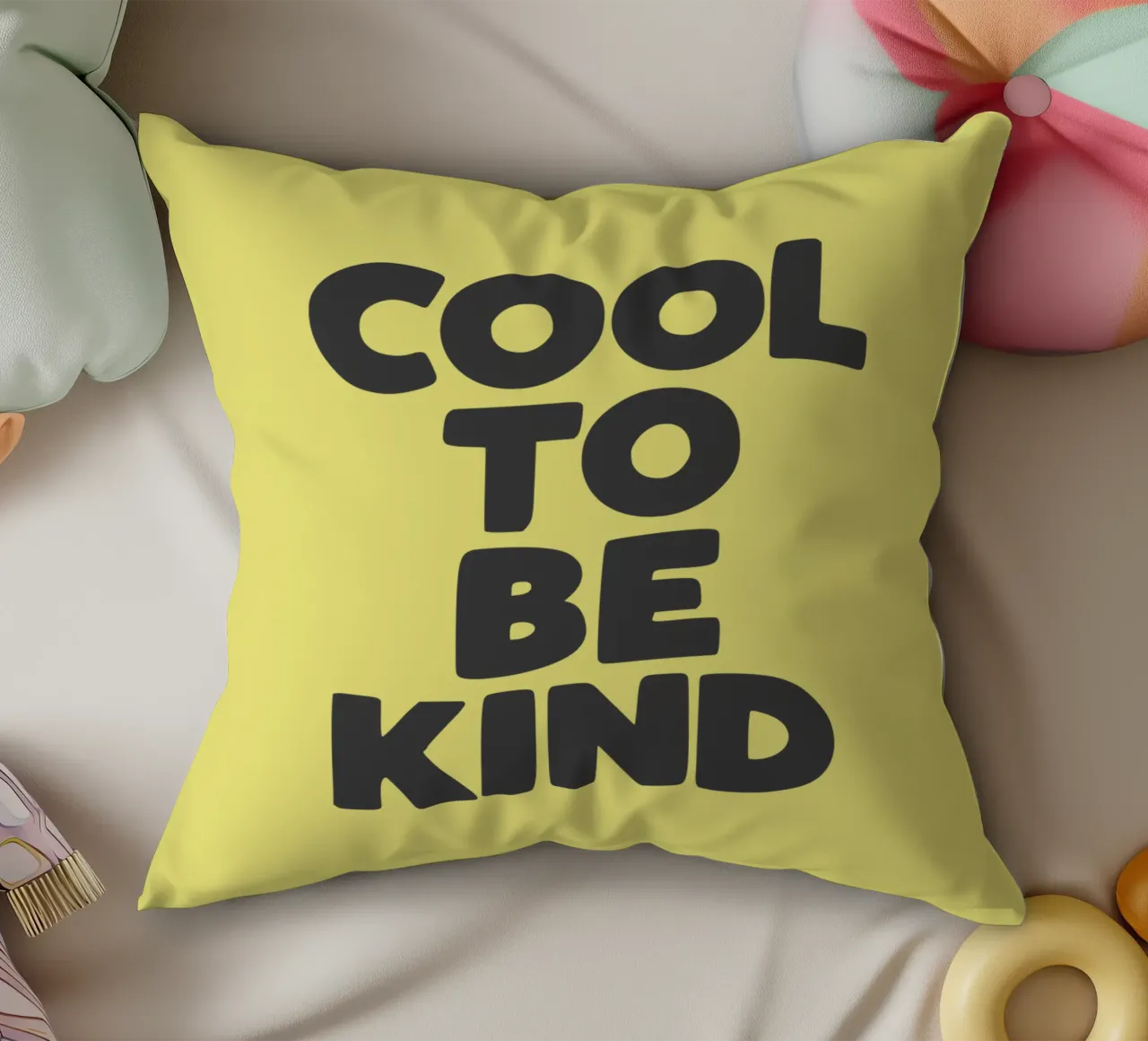 Cool to Be Kind Typografie Design in giallo e nero cuscino da THE MOTIVATED TYPE