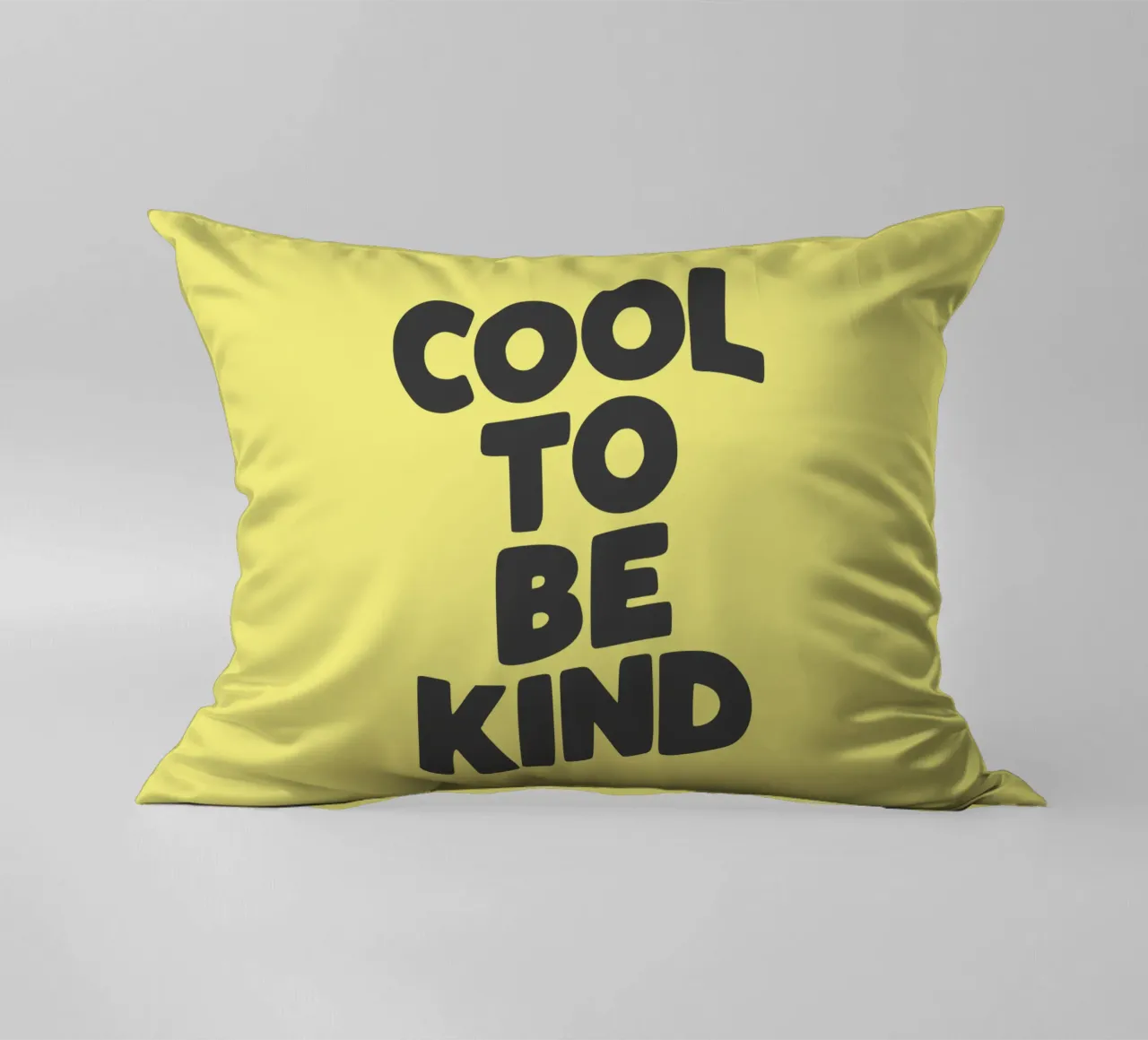 Cool to Be Kind Typografie Design in giallo e nero cuscino da THE MOTIVATED TYPE