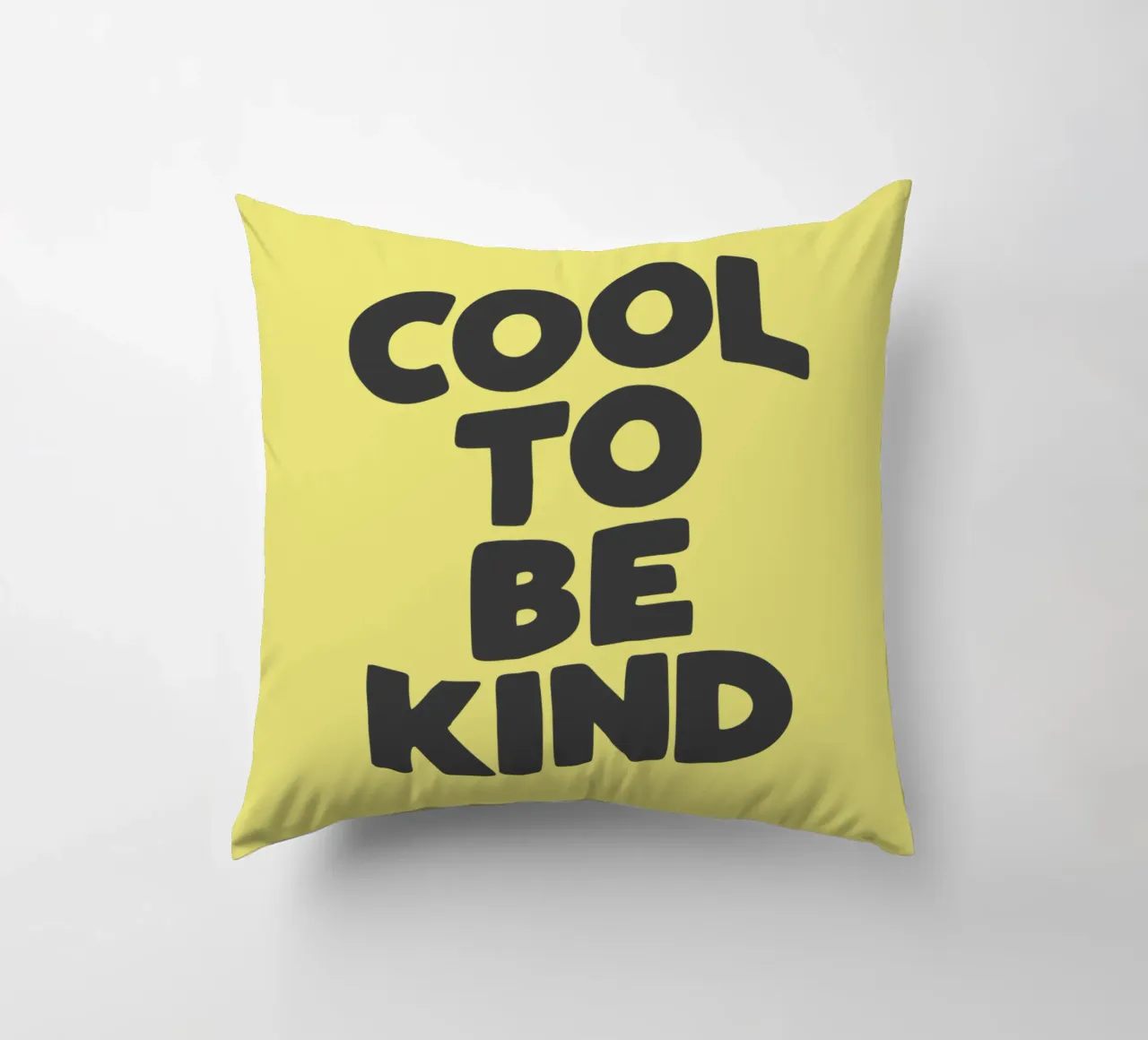 Cool to Be Kind Typografie Design in giallo e nero cuscino da THE MOTIVATED TYPE