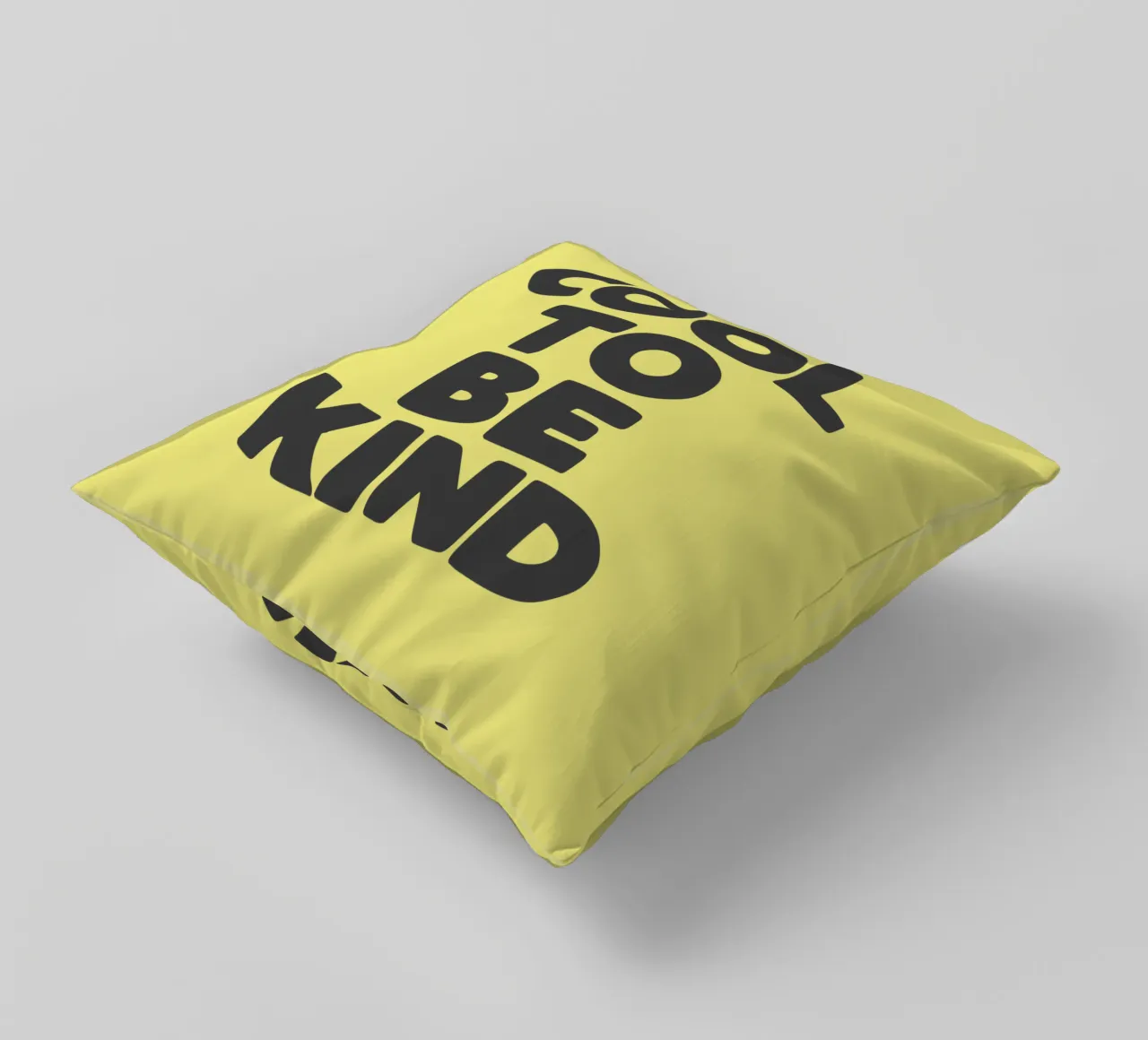Cool to Be Kind Typografie Design in giallo e nero cuscino da THE MOTIVATED TYPE