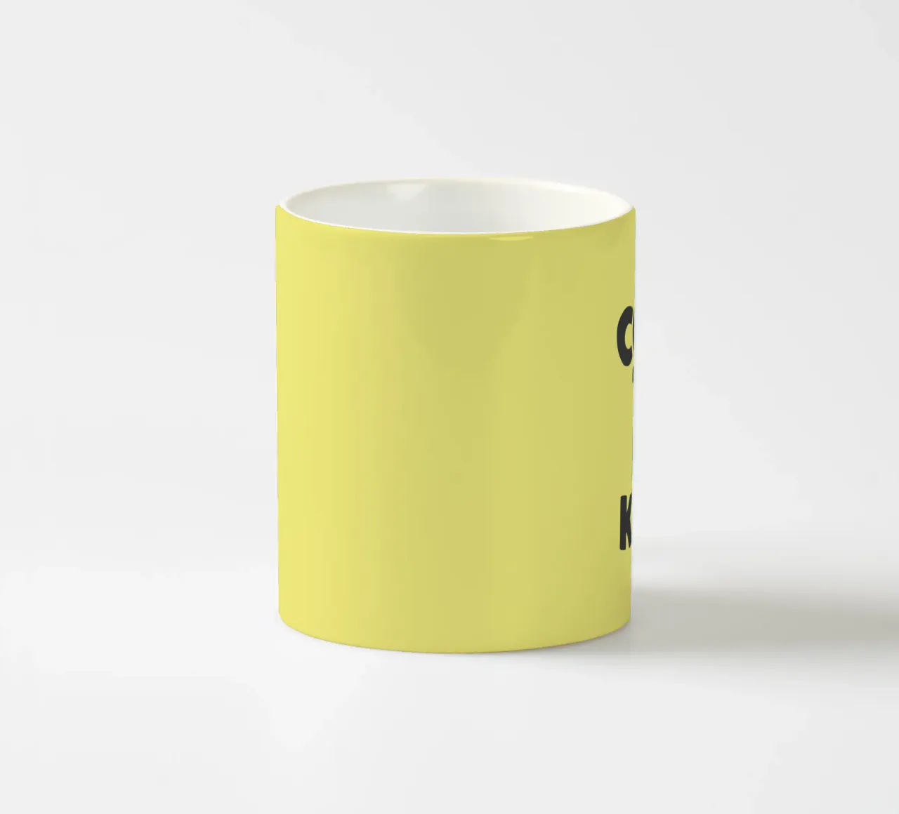 Cool to Be Kind Typografie Design in giallo e nero tazza in ceramica da THE MOTIVATED TYPE