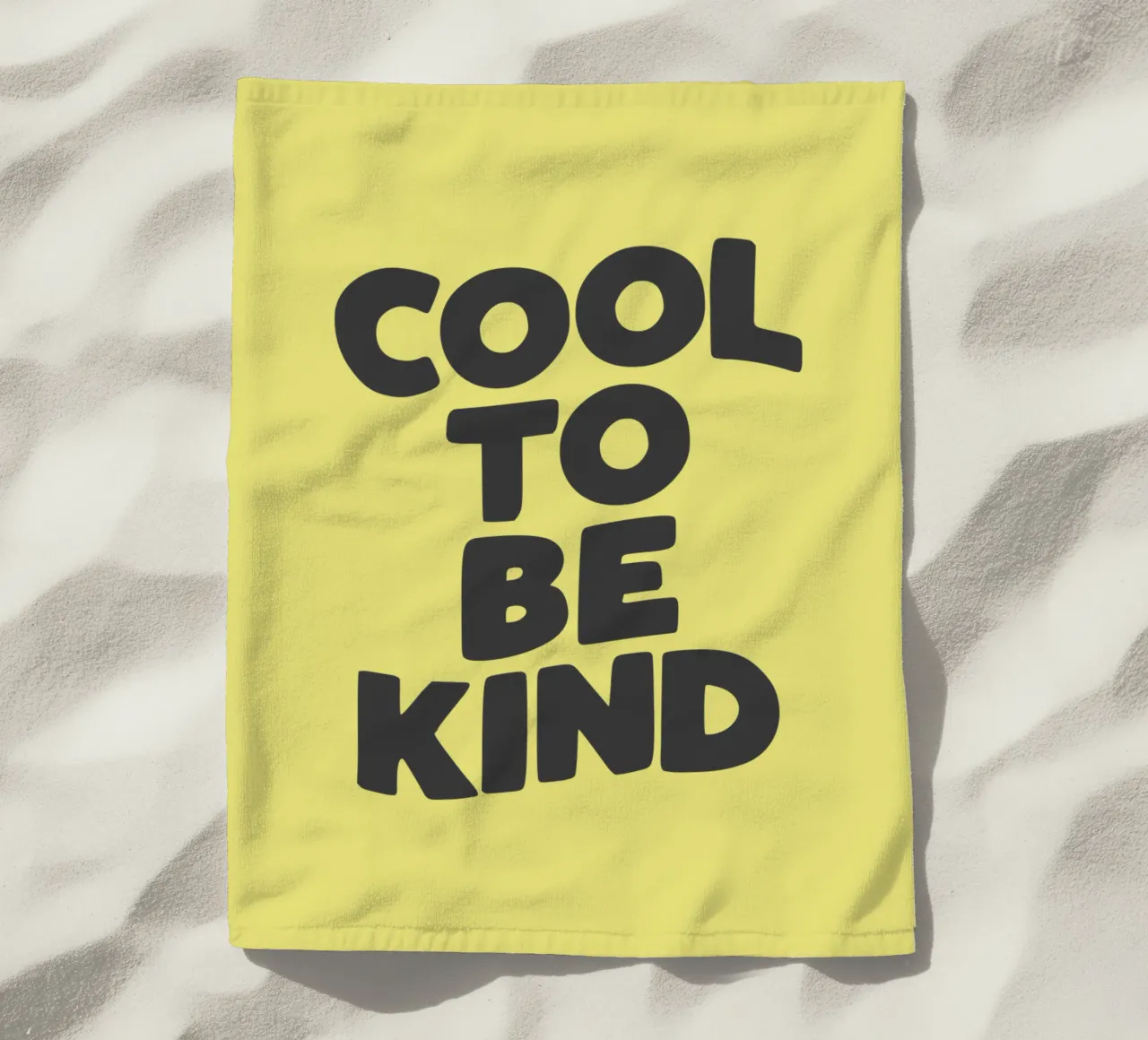 Cool to Be Kind Typografie Design in giallo e nero telo mare da THE MOTIVATED TYPE