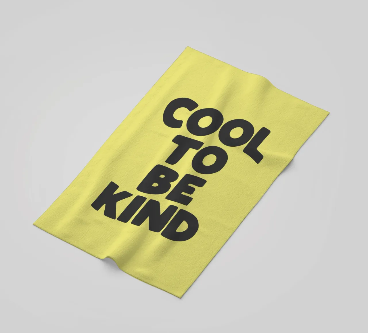 Cool to Be Kind Typografie Design in giallo e nero telo mare da THE MOTIVATED TYPE