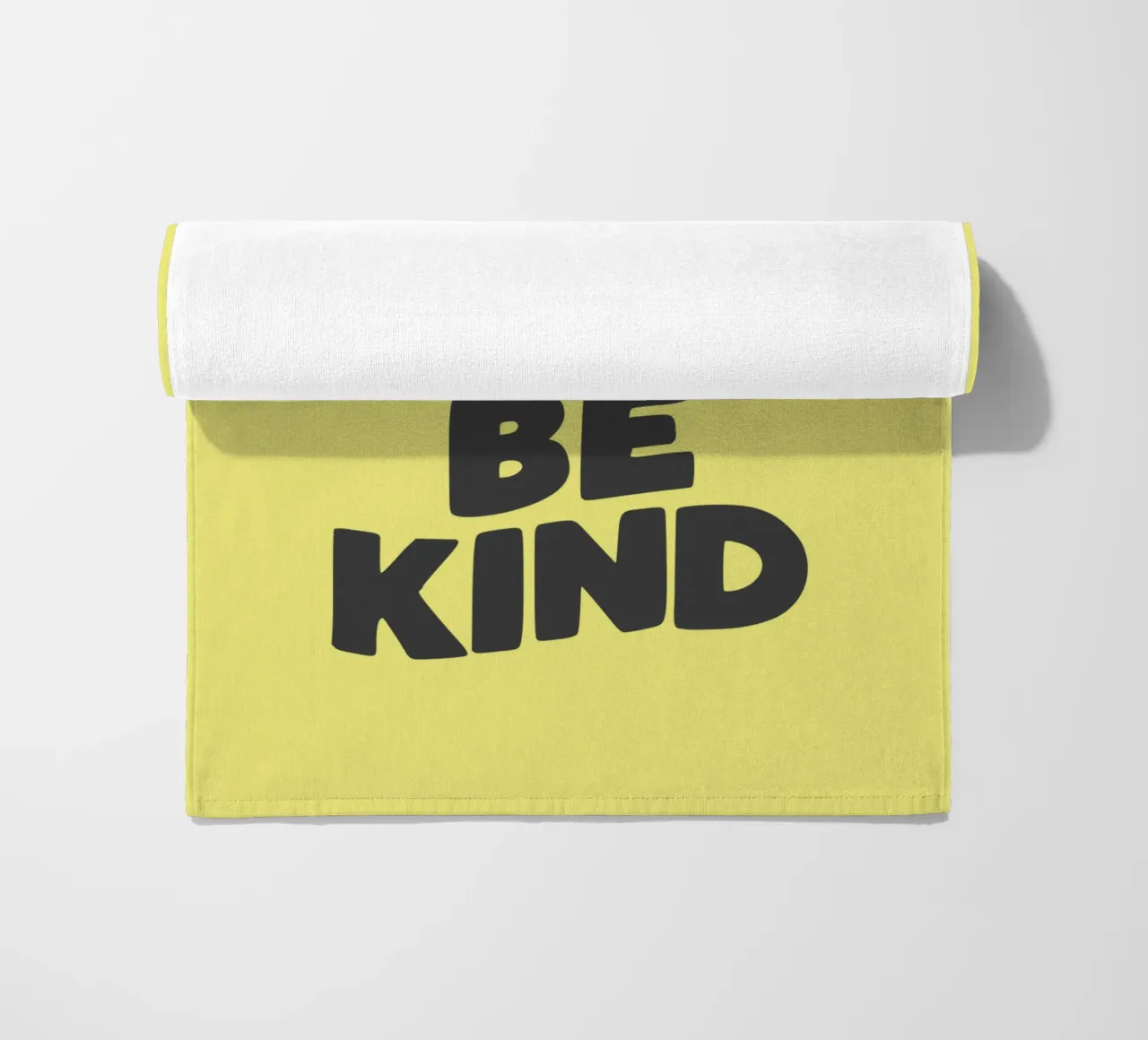 Cool to Be Kind Typografie Design in giallo e nero telo mare da THE MOTIVATED TYPE