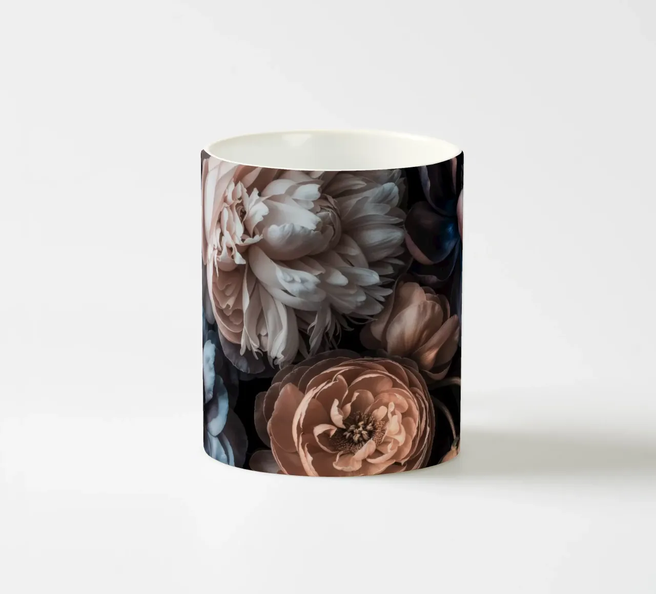 Giardino fiorito barocco di mezzanotte tazza in ceramica da Andrea Haase Floral Passion