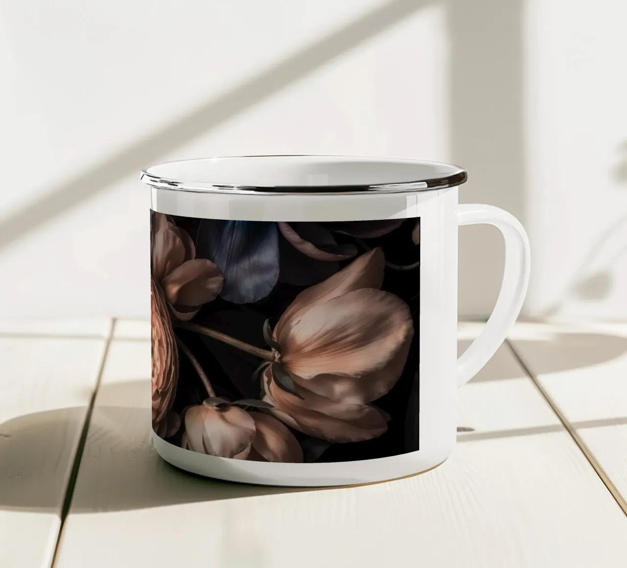 Giardino fiorito barocco di mezzanotte tazza in smalto da Andrea Haase Floral Passion