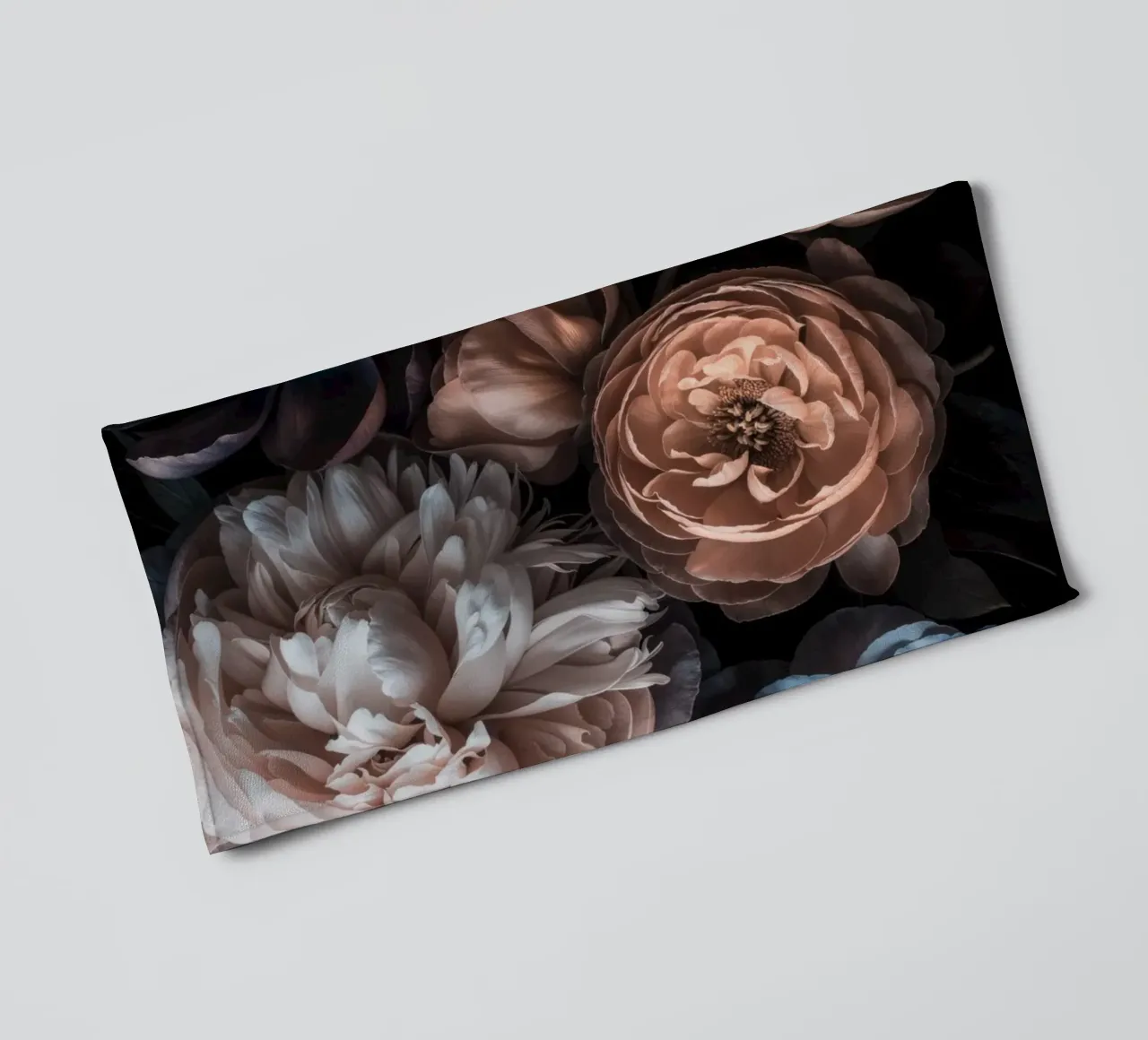 Stimmungsvoller barocker Mitternachtsblumengarten Handtuch von Andrea Haase Floral Passion