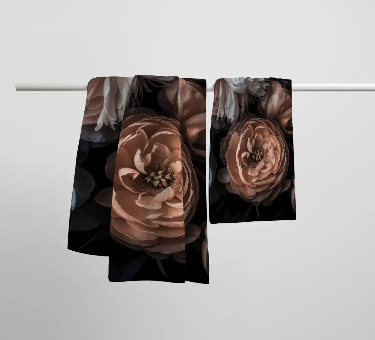 Stimmungsvoller barocker Mitternachtsblumengarten Handtuch von Andrea Haase Floral Passion