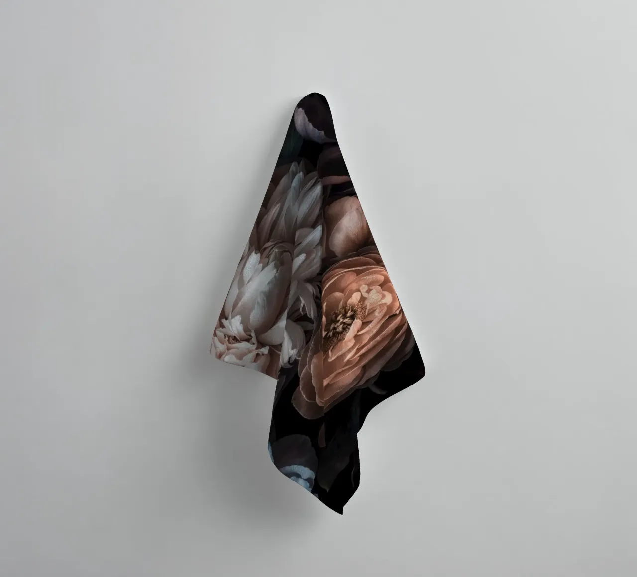 Stimmungsvoller barocker Mitternachtsblumengarten Handtuch von Andrea Haase Floral Passion