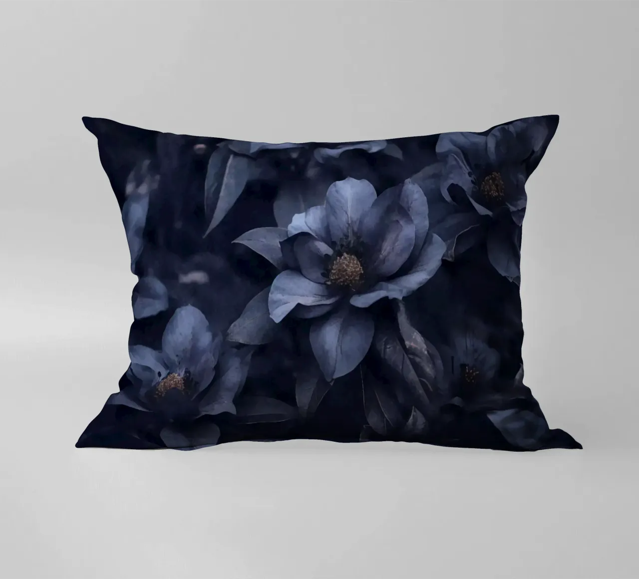 Fiori grandi di colore blu cuscino da Andrea Haase Floral Passion