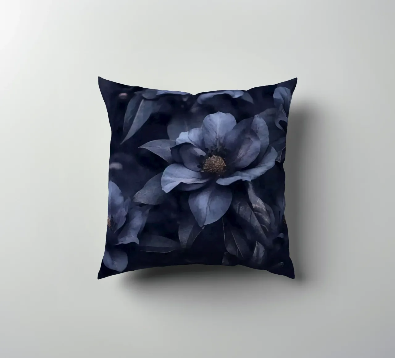 Fiori grandi di colore blu cuscino da Andrea Haase Floral Passion